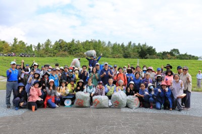 全民動員除「綠癌」，花蓮百人齊力清除小花蔓澤蘭131公斤。